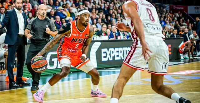 photo  le manceau shannon bogues contre bourg-en-bresse et anthony labanca, en betclic élite, le 18 octobre 2025 à antarès.  &copy;  photo : archives le maine libre - yvon loué 