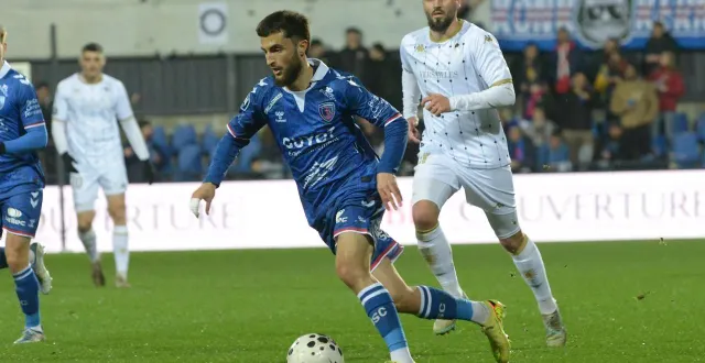 photo  pourtant très en vue dans ce match, flavio da silva et les concarnois ont chuté.  &copy;  alain vermeulen 
