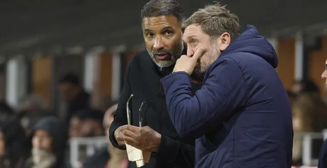 photo  habib beye à côté de jacques abardonado contre brest, vendredi 20 février.  &copy;  thierry creux / ouest-france 