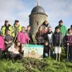 photo  les enfants du club nature ont pu continuer le programme de plantation de haies pour réaliser un sentier autour du domaine du moulin de la vierge. 