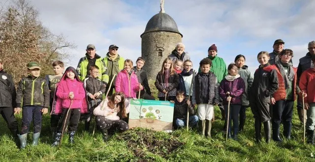 photo  les enfants du club nature ont pu continuer le programme de plantation de haies pour réaliser un sentier autour du domaine du moulin de la vierge.  &copy;  ouest-france 