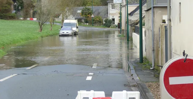 photo  la rd109 inondée à la sortie du vieux briollay en direction de soucelles.  &copy;  ouest-france 
