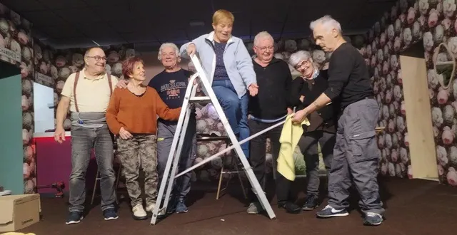 photo  l’équipe de bénévoles (michel, josiane, phiphi, evelyne, pierrot, anne-marie et dominique) peaufine les décors (absents sur la photo gontran et christian).  &copy;  ouest-france 
