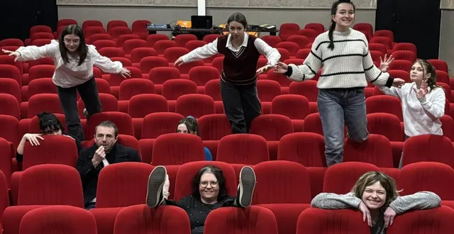 photo  les élèves de la troupe des ados’c dans la salle jeanne-d’arc de champtoceaux, accompagnés de quelques comédiens adultes, seront en mars sur scène pour leurs diverses représentations.  &copy;  ouest-france 