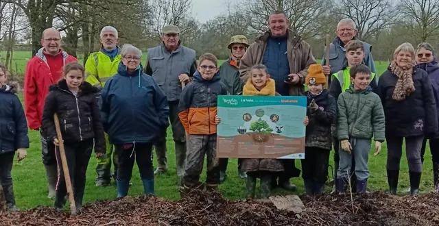 photo  les enfants de cm1 de somloire, les bénévoles du club nature, un agent communal et un stagiaire, ainsi que les membres de la fédération de chasse.  &copy;  ouest-france 