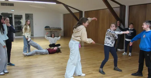 photo  les jeunes de la passerelle, à la plaine, ont pris plaisir à jouer les comédiens.  &copy;  ouest-france 