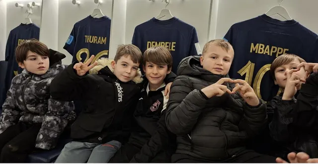 photo  les jeunes découvrant les places de mbappé, dembélé et les autres dans les vestiaires de clairefontaine.  &copy;  dr 
