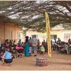 photo  des fournitures scolaires ont été distribuées dans des écoles par les participantes à la sénégazelle. 