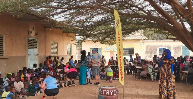 photo  des fournitures scolaires ont été distribuées dans des écoles par les participantes à la sénégazelle.  &copy;  co 