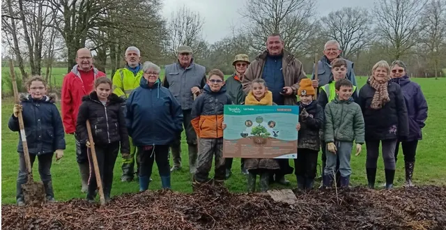photo  les enfants de cm1, les bénévoles du club nature, un agent communal, un stagiaire et les membres de la fédération de chasse.  &copy;  co 