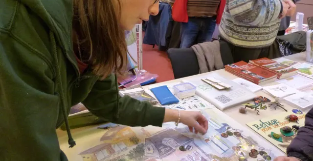 photo  léa, en service civique au sein de l'association perche nature, explique au jeune public comment placer les animaux dans leurs nichoirs.  &copy;  ouest-france 