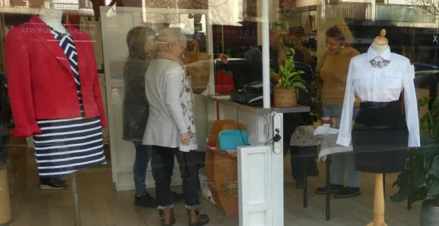 photo  pratik vend des vêtements de seconde main de premier choix, propose des services d’entretien du linge et est la vitrine de l’afic en centre-ville.  &copy;  ouest-france 