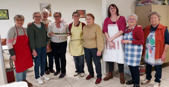 photo  julie fortin (3e à droite) a eu du succès avec son atelier cuisine.  &copy;  le maine libre 