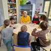 photo  les enfants participent aux activités proposées par l’animateur. 