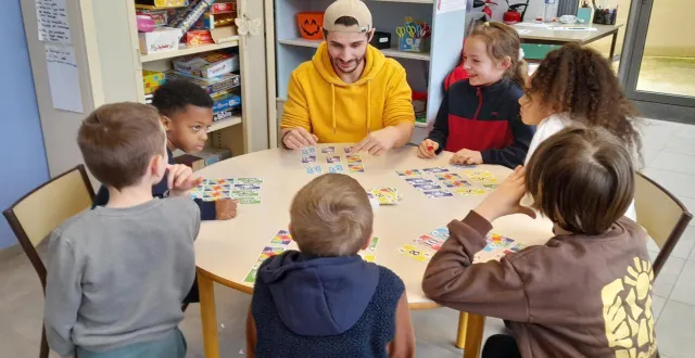photo  les enfants participent aux activités proposées par l’animateur.  &copy;  co 