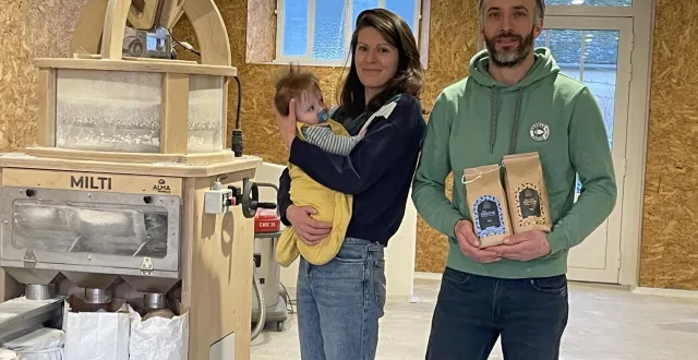 photo  adrien grudet et claudie martin se sont installés il y a un an à chaufour-notre-dame (sarthe). ils produisent leur propre farine.  &copy;  ouest-france 