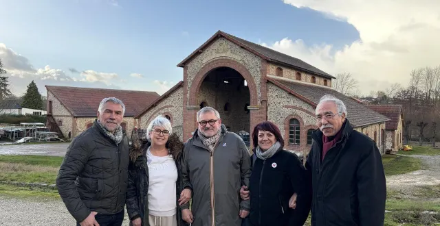 photo  de gauche à droite : jean-yves garcia, baya sklarchik, serge delavallée, corine le blévec et mohammed tahrat sont dos aux anciens abattoirs qui devraient accueillir leur grand projet de laboratoire d’idées.  &copy;  ouest-france 