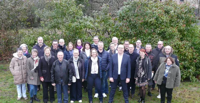 photo  jérôme dellière (le troisième en partant de la droite) conduira la liste « ensemble, agissons pour la bazoge ». sur la photo, il manque trois candidats (fabrice deschamps, gwenaëlle valin et kelly medagbe).  &copy;  photo transmise par le candidat jérôme dellière 