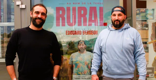 photo  édouard bergeon (à gauche) et jérôme bayle devant le rex, présents pour rencontrer et échanger avec les spectateurs.   &copy;  le maine libre 