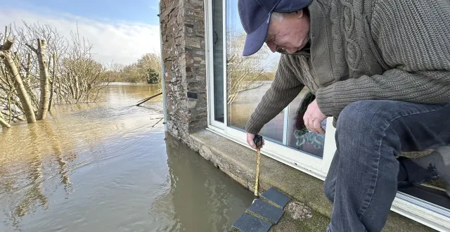 photo  sur les bords de loire, ici à orée-d’anjou (maine-et-loire), on scrute le niveau du fleuve. ils devraient se stabiliser durant la nuit de samedi à dimanche.  &copy;  ouest-france 