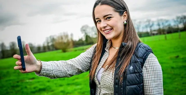 photo  saint-aignan, jeudi 19 février 2026. perrine raymond crée du contenu sur les réseaux sociaux en lien avec le monde agricole, dans lequel elle évolue professionnellement, depuis 2019. elle est aujourd’hui suivie par plus de 100 000 personnes.  &copy;  le maine libre - yvon loué 