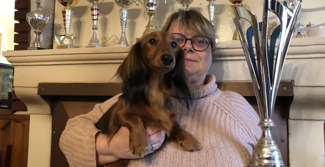 photo  christelle le pelley est éleveuse à rouez (sarthe). elle représentera apple, une teckel nain à poils longs âgée de trois ans et demi, au concours général agricole du salon de l’agriculture de paris, le 24 février 2026.  &copy;  ouest-france 