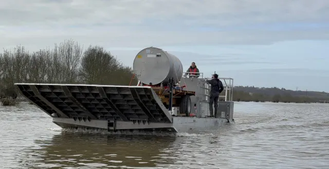 photo  damien epaudry au pilotage du bac qui lui permet de transporter sa citerne de lait jusqu’à la route où l’attend le camion du laitier.  &copy;  ouest-france 