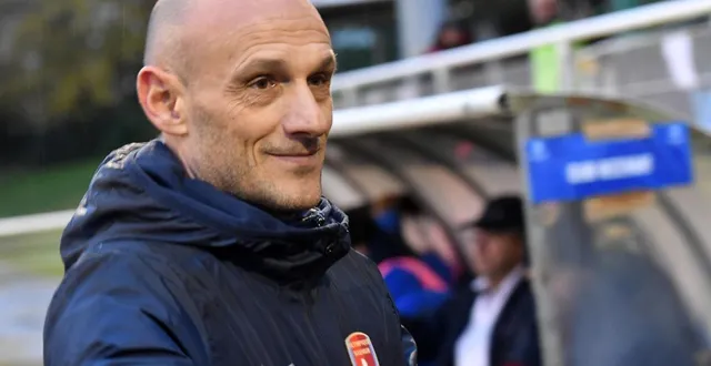 photo  patrick olive, l’entraîneur de l’ofc saumur.  &copy;  co - michel durigneux 