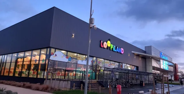 photo  loopiland, ouvert en 2015, bénéficie d’une situation idéale, entre décathlon et cinéville, aux ponts-de-cé, près d’angers. quel sera l’impact si l’autre usine, un multiplexe de loisir, vient s’implanter dans la zone en 2027 ?  &copy;  ouest-france 
