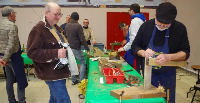 photo  le greffage intéresse toujours les visiteurs qui posent de nombreuses questions aux bénévoles.  &copy;  le maine libre 