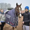 photo  alexandre abrivard, aux côtés de sa mère valérie, et de sa jument just love you avec laquelle il disputera le prix de paris, dimanche 22 février 2026 sur l’hippodrome de paris vincennes. 