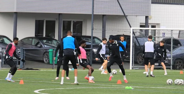 photo  alors que la baumette est sous l’eau, les joueurs d’angers sco s’entraînent sur le synthétique du stade de salpinte.  &copy;  ouest-france 