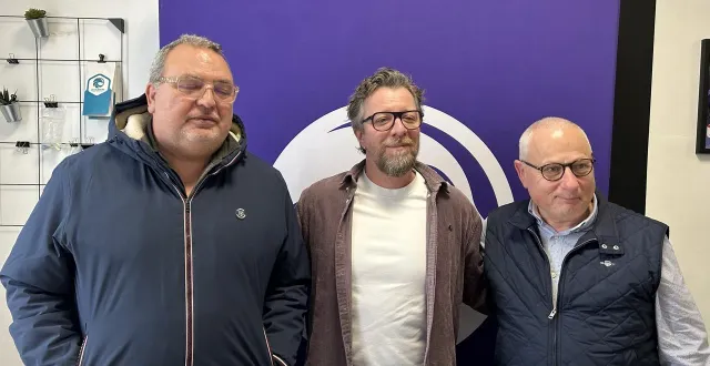 photo  franck maurice, au centre, sera l’entraîneur de la js cherbourg, lors de la saison 2026-2027. il est entouré par stéphane grout, vice-président en charge du sportif, et vincent férey, président.  &copy;  ouest-france 
