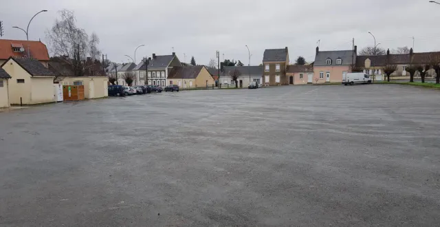 photo  jugée peu lisible et insuffisamment sécurisée, la place charles-de-gaulle est appelée à être réaménagée.  &copy;  le maine libre 