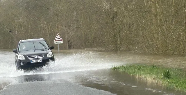 photo  à la sortie de la copardière, près des ponts-de-cé, la rd 132a été submergée par la loire, qui se reverse par endroits dans le louët également en crue.  &copy;  co 