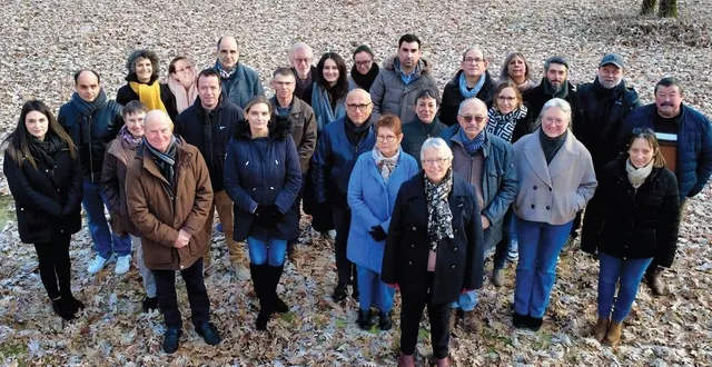 photo  la maire sortant de jarzé-villages elisabeth marquet et ses colistiers.  &copy;  co 