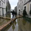 photo angers, le 19 février 2026. rue maillé, les habitants circulent sur des planches.
