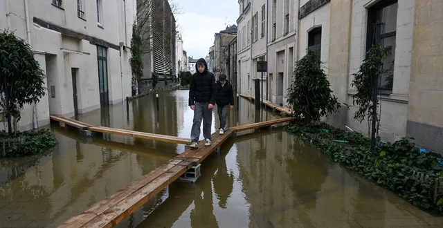 photo  angers, le 19 février 2026. rue maillé, les habitants circulent sur des planches.  &copy;  co - laurent combet 