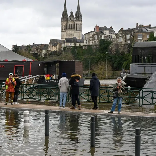 photo quai des carmes, à angers, les passants observent la crue entre inquiétude et fascination.  ©  co - laurent combet
