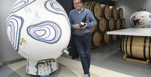 photo  val-du-layon, le 13 février 2026. philippe socheleau a créé un magnifique chai où trônent œufs de vinification graffés et barriques en chêne.  &copy;  co - michel durigneux 