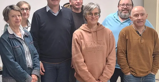 photo  le maire entouré du nouveau bureau du coc.  &copy;  le maine libre 