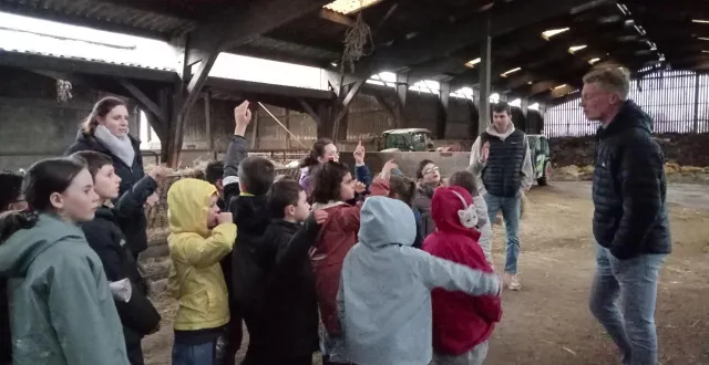 photo  l’école alexandre-jardin en visite à la ferme de la motte du four à chazé-sur-argos.  &copy;  co 