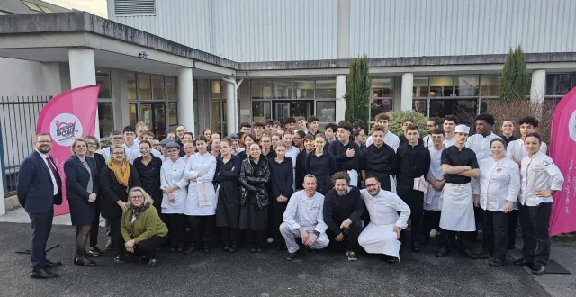 photo  cholet, vendredi 6 février. les élèves et les équipes de jeanne-delanoue, ici en compagnie de romain colucci, accroupi au premier plan.  &copy;  jeanne delanoue 
