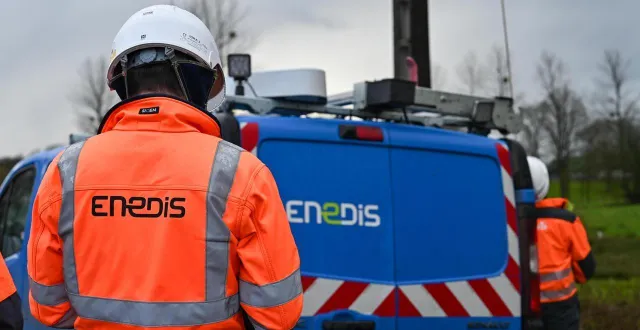 photo  très tôt dans la matinée du samedi 21 février 2026, un camion s’est embrasé dans le lieu-dit le pavé à marcey-les-grèves. cet incendie a proximité d’une ligne électrique a coupé le courant chez une vingtaine d’habitations, les équipes d’enedis sont alors intervenues pour rétablir le courant. photo d’illustration.  &copy;  elsa rancel / ouest-france 