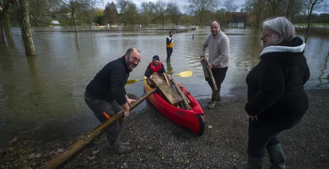 photo  à roézé-sur-sarthe, ce samedi 21 février, à la base nautique, ces adhérents récupèrent à l’aide d’un kayak les planches d’un ponton disloqué par la montée de la sarthe.  &copy;  denis lambert - le maine libre 