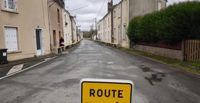 photo  au centre-bourg de saint-aubin-du-pavoil, la rue du lavoir s’est asséchée, mais tout autour, la crue de l’oudon est encore très présente.  &copy;  ouest-france 