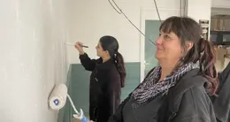 Info insolite le bar à laine la vie en couleurs devrait ouvrir début mars, rue de liège, à lorient. sophie est en pleins travaux de peinture avec sa fille, selma, qui lui vient volontiers en aide.