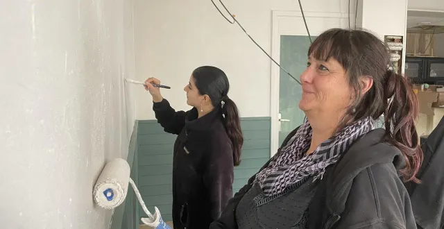 photo  le bar à laine la vie en couleurs devrait ouvrir début mars, rue de liège, à lorient. sophie est en pleins travaux de peinture avec sa fille, selma, qui lui vient volontiers en aide.  &copy;  ouest-france 