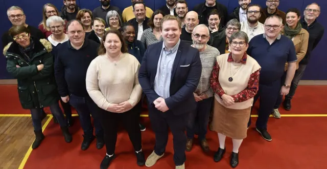 photo  le candidat gaëtan cordelet entouré des membres de sa liste en lice pour les élections municipales 2026 à allonnes.  &copy;  allonnes autrement 