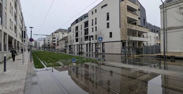 photo  dès vendredi, la rue thiers, à angers (maine-et-loire), commençait à être recouverte d’eau.  &copy;  ouest-france 